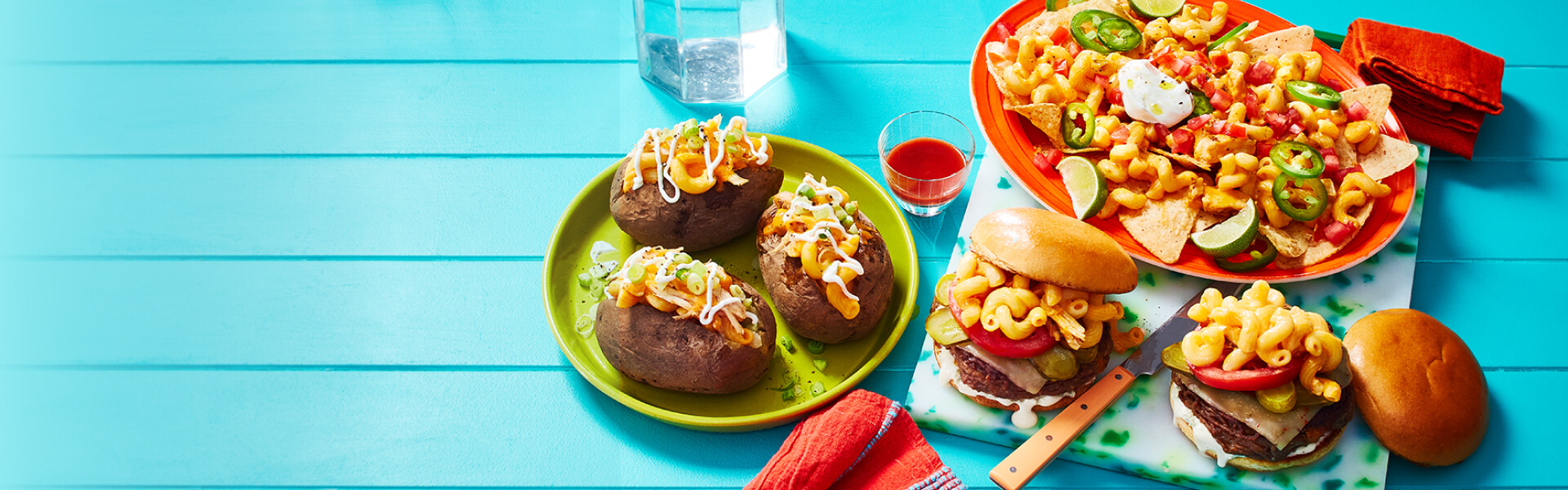 Pommes de terre au macaroni au fromage poulet Buffalo, cheeseburgers et nachos sur fond bleu